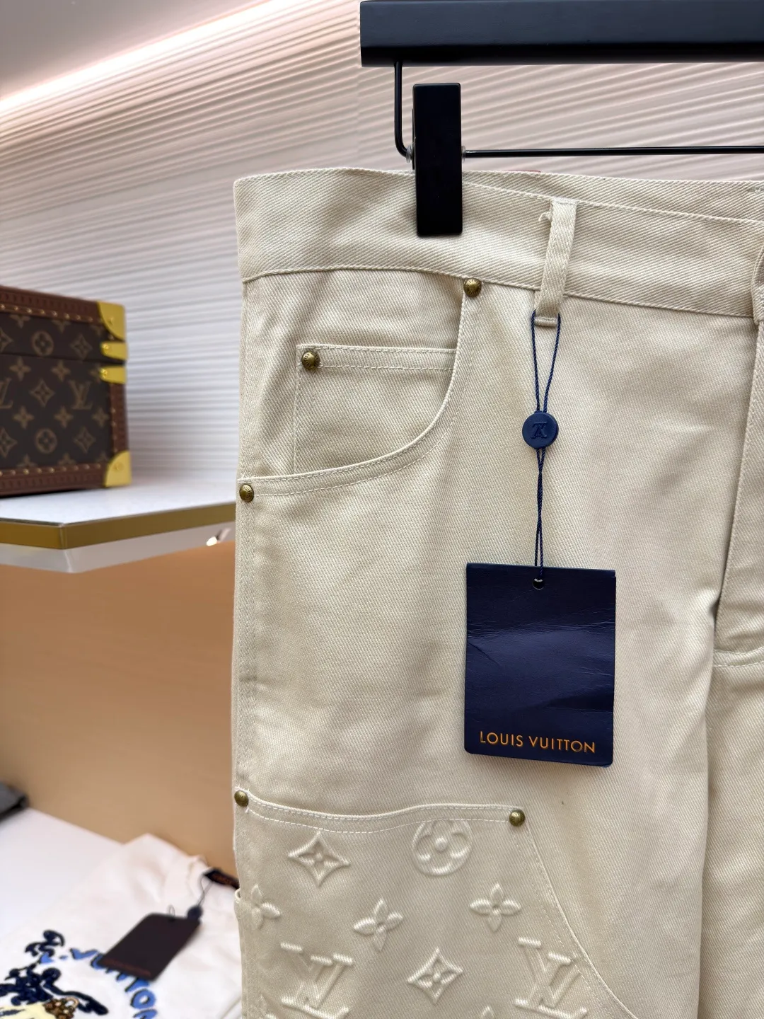 LOUIS VUITTON embossed denim trousers ●Original version: Purchased and developed by 17576 ●Item number: 1681329-B70 ●Material: denim fabric ●Technology: embossed embossed production ●Color: Khaki ●Type: fitted version ●Weight: about 840 grams ●Size: S-M-L-XL ●Description: Leg zipper slit design Clear traces of engraved logo Every detail strictly follows the original version The overall washing process uses heavy fermentation to wash and stir-fry the colors. Each pattern is filled with silicone to prevent dents. It is made by spraying and splicing. The thighs are decorated with Monogram pockets. 1V jacquard details are aligned. The embossed embossing pattern is clear. The pockets are made of fine workmanship. Straight lines. A total of 15 1V engraved buttons throughout the body. Customized brand logo patch logo on the inside. Embellished with hidden zipper fly. YB hardware molded custom buttons Customized new logo leather on the back and a full set of accessories. The overall wiring is straight and delicate, the fabric is comfortable and soft, and the color is consistent without color difference. It can be matched with the same style to create a fashionable look and control various occasions. Customized accessories, complete with three standards, same style for men and women!